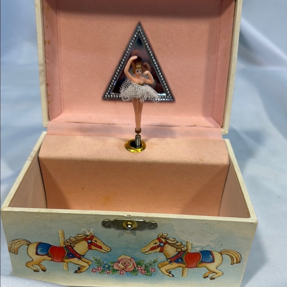 Vintage Dancing Ballerina Jewelry / Music Box with Carousel Design - Picture 4 of 14